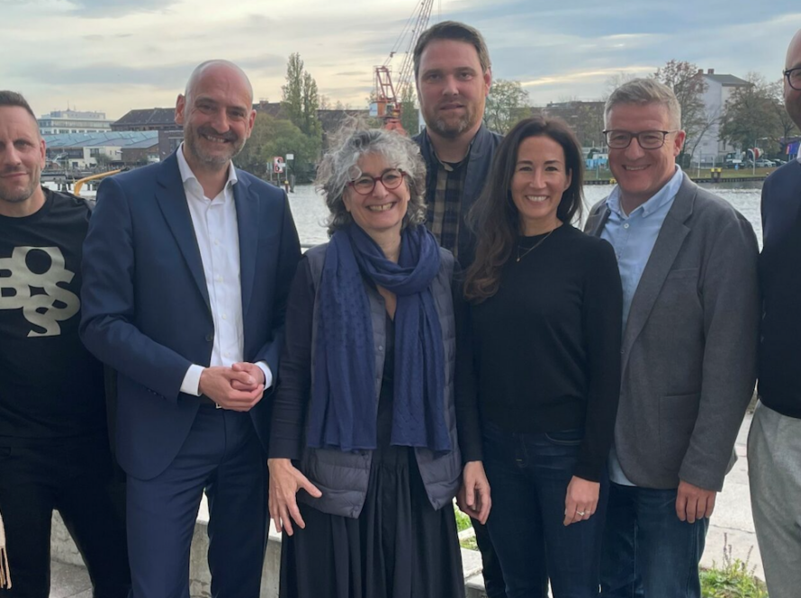 Vorstand und Geschäftsführer des BDKV e.V. stehen gemeinsam am Ufer der Spree in Berlin (v.l.n.r. Michaela Russ, Daniel Domdey, Johannes Everke, Präsidentin des BDKV Sonia Simmenauer, Stephan Thanscheidt, Verena Krämer, Stellvertretender Präsident Christian Doll, Christian Gerlach)