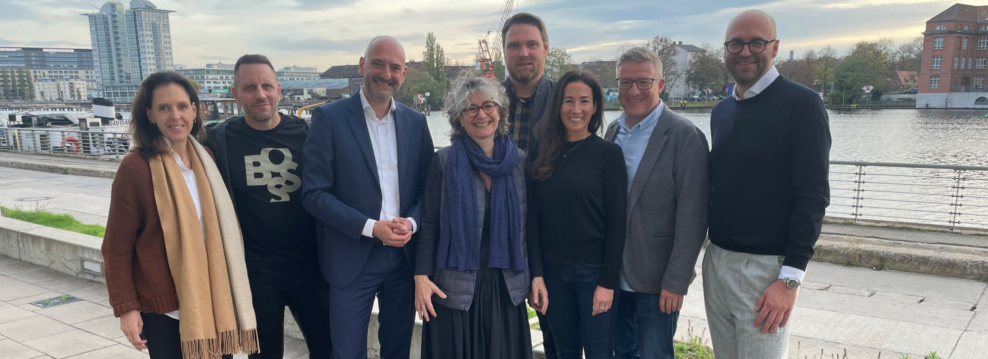Vorstand und Geschäftsführer des BDKV e.V. stehen gemeinsam am Ufer der Spree in Berlin (v.l.n.r. Michaela Russ, Daniel Domdey, Johannes Everke, Präsidentin des BDKV Sonia Simmenauer, Stephan Thanscheidt, Verena Krämer, Stellvertretender Präsident Christian Doll, Christian Gerlach)